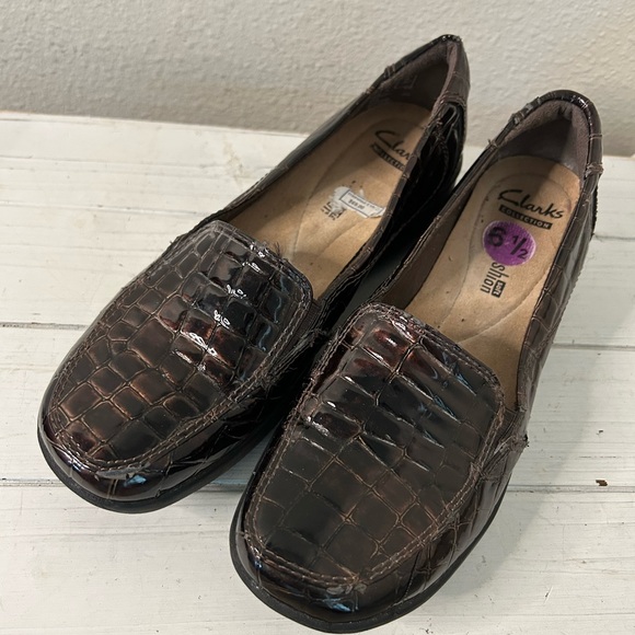 Clarks Women's Dark Brown Croc-Embossed Loafers - Picture 1 of 5
